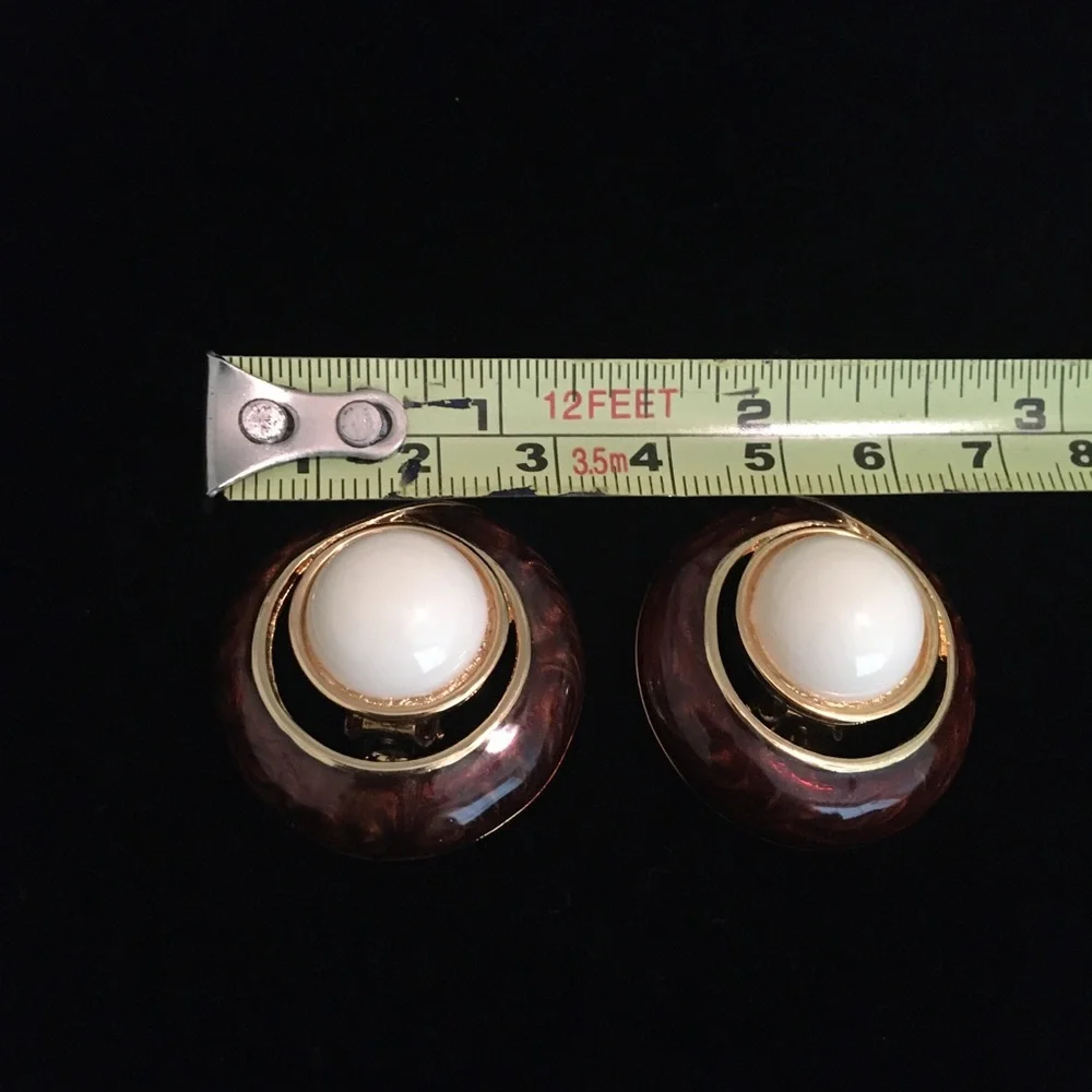 Vintage Red and White Round Clip On Earrings - Picture 7 of 8